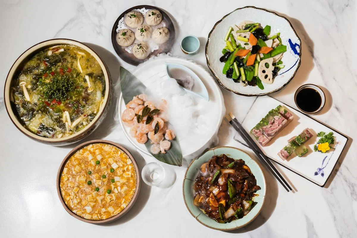 A spread of Che Li dishes in the restaurant website gallery. The photograph is not identified as the Flushing branch.